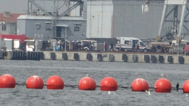 Donanma Komutanlığında gemi boyayan 5 asker denize düştü