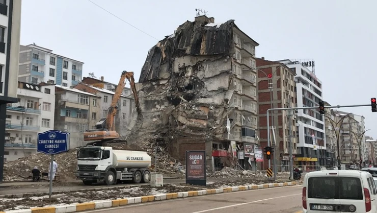 Elazığ'da ağır hasarlı bina sayısı 4 bin 73 oldu