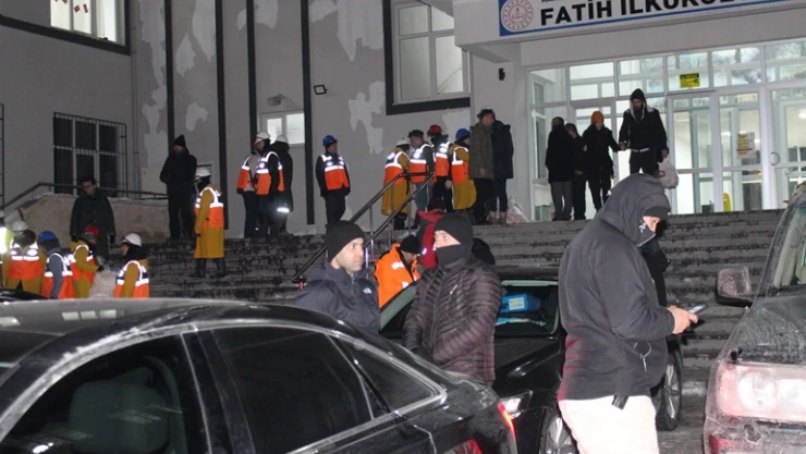 Elbistan Afet Koordinasyon Merkezi tedbir için boşaltıldı