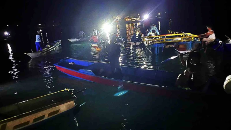 Endonezya'da feribot faciası: 15 ölü, 19 kayıp