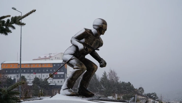 Erciyes'e lapa lapa kar yağdı