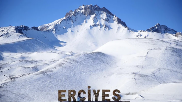 Erciyes'te Nisan sonunda kar yağışı