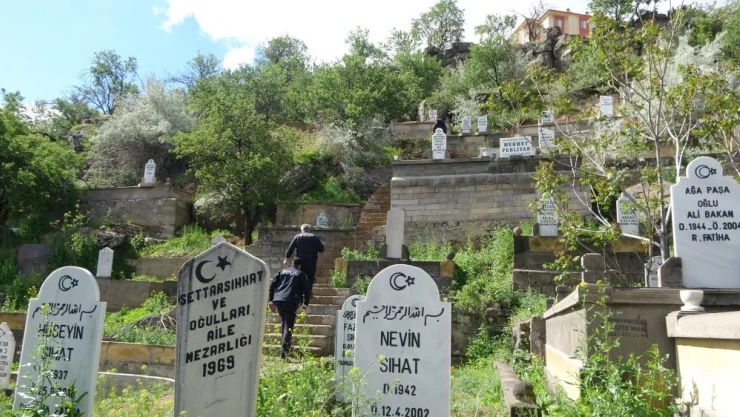 Eski kız arkadaşını mezarlıkta bıçaklayan sanığa 9 yıl hapis cezası verildi