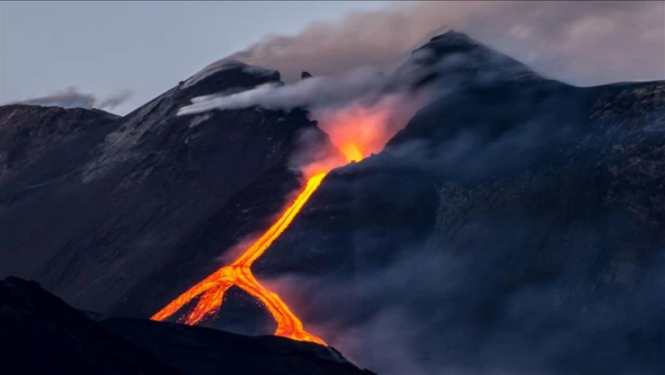 Etna Yanardağı lav ve kül püskürttü