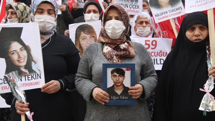 Evlat nöbetindeki aileler direniyor.