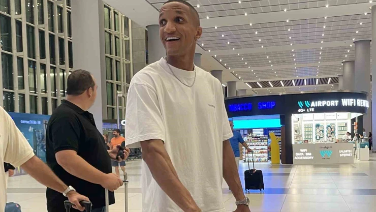 Fenerbahçe'nin anlaşmaya vardığı Rodrigo Becao, İstanbul'da