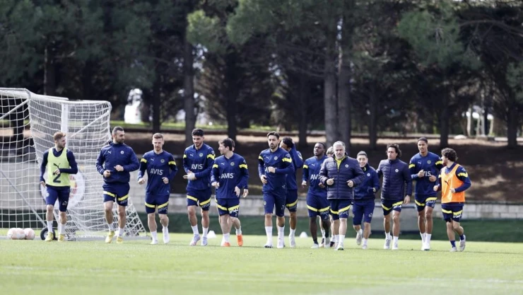 Fenerbahçe, UEFA Avrupa Ligi Son 16 Turu ilk maçında İspanya temsilcisi Sevilla ile perşembe günü deplasmanda oynayacağı müsabakanın hazırlıklarını sabah saatlerinde yaptığı antrenmanla sürdürdü.
