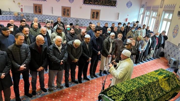 Fikir adamı ve yazar Yaşar Kaplan için Almanya'da cenaze namazı kılındı