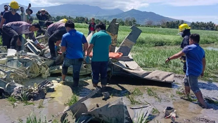 Filipinler Hava Kuvvetlerine ait uçak tarlaya düştü