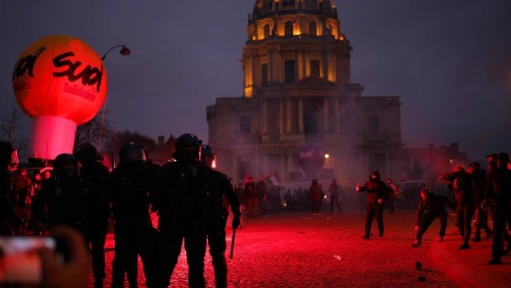 Fransa'da emeklilik reformu protestosuna gazlı müdahale