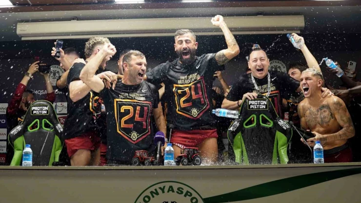 Galatasaraylı futbolculardan basın toplantısında kutlama