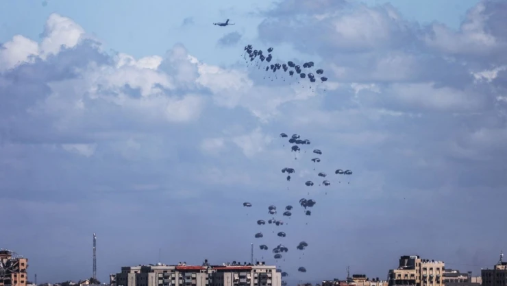 Gazze'ye havadan yardım faciaya dönüştü: 12 Filistinli boğuldu, 6 Filistinli ezildi