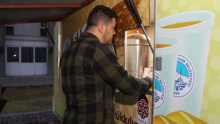 Gençler, Büyükşehir'in 'bardakta sıcak çorba' ikramını çok sevdi