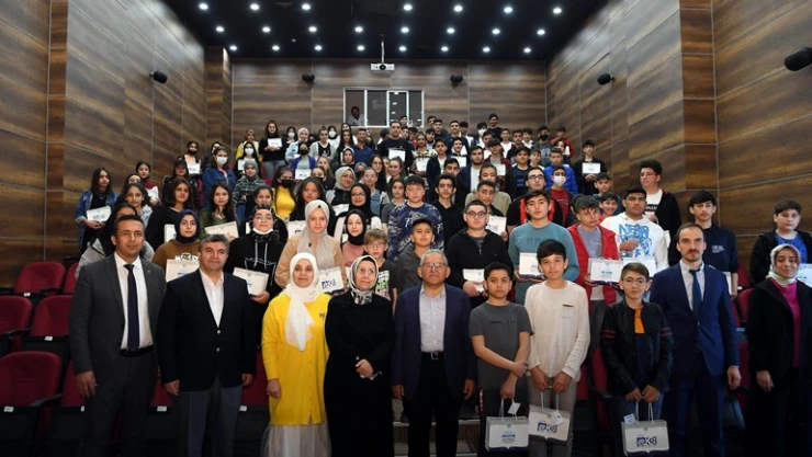 Gençlik Projesi'nde öğrencilerle buluştu