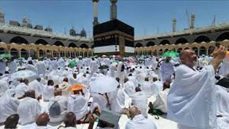 Hacı adayları bayram öncesi son cuma namazını Kabe'de kıldı