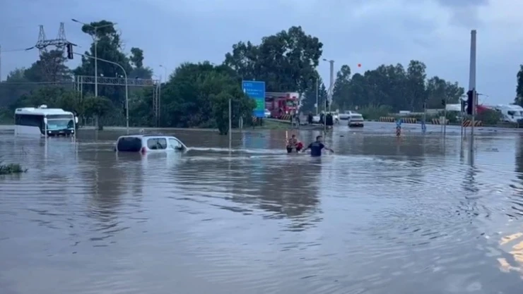 Hatay'da Sel Alarmı! Payas'ta Eğitime Ara Verildi