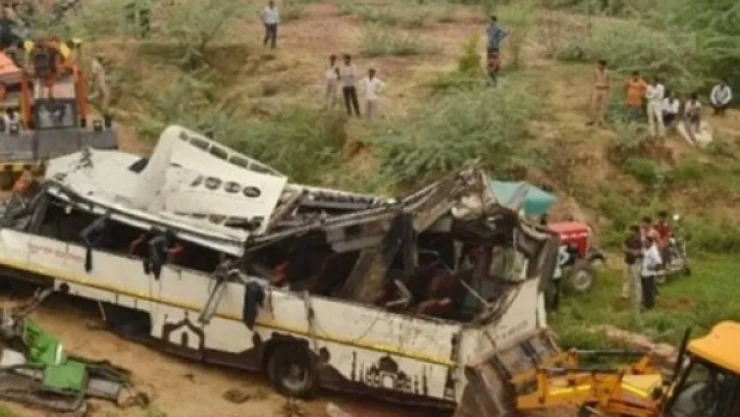 Hindistan'da minibüs şarampole yuvarlandı: 11 ölü, 25 yaralı