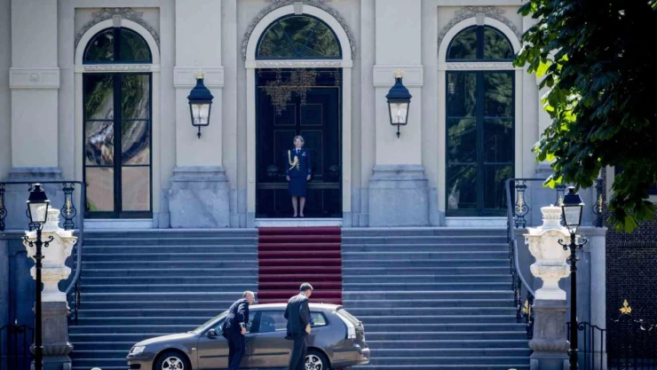 Hollanda'da koalisyon hükümeti istifasını krala sundu