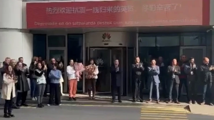 Huawei çalışanları Çinli arama kurtarma ekibini alkışlarla karşıladı