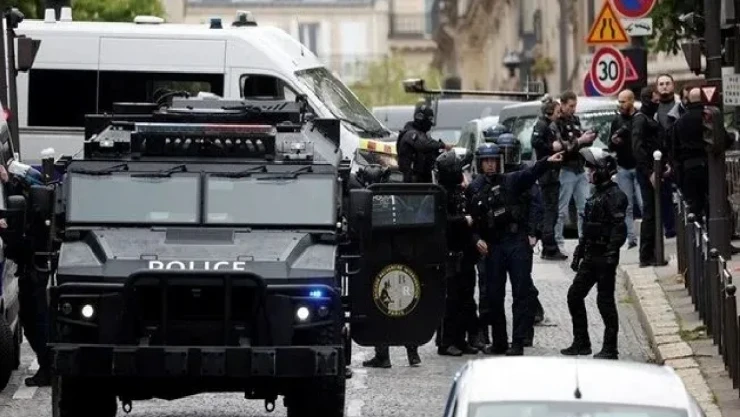 İran'ın Paris Büyükelçiliği önünde kendini havaya uçurma tehdidinde bulunan bir kişi polis tarafından yakalandı.