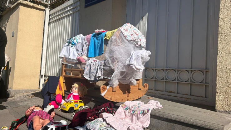 İsrail Büyükelçiliği önüne çocuk oyuncakları bırakıldı