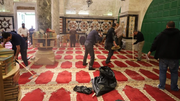İsrail güçlerinin saldırıları sonrası Mescid-i Aksa'da temizlik yapıldı