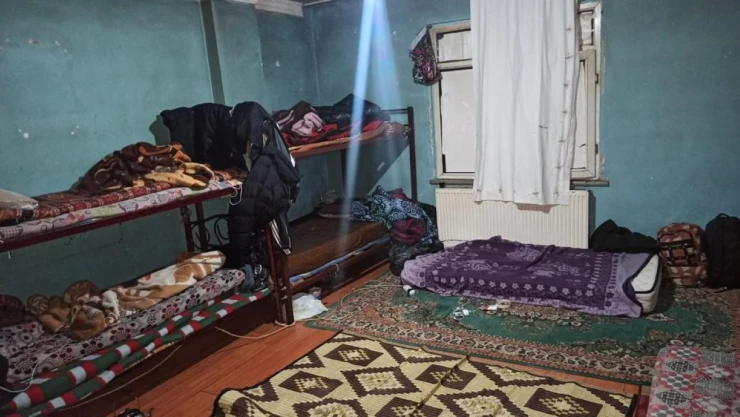 İstanbul'da şok evlerine yönelik operasyonda 40 düzensiz göçmen yakalandı