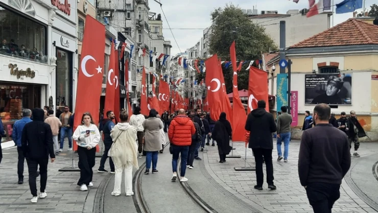 İstanbul Valisi Yerlikaya, İstiklal Caddesi'ndeki yeni tedbirleri açıkladı.