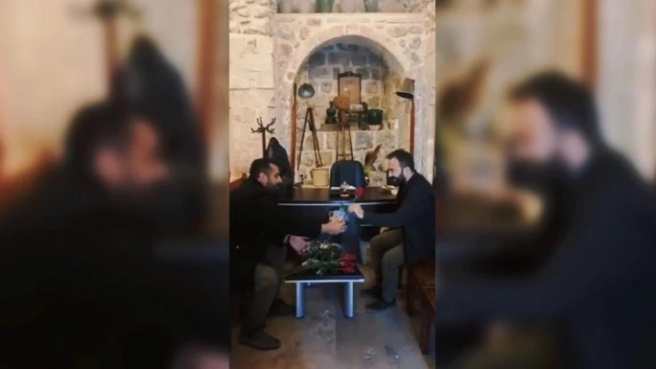 İsveç'te Kur'an-ı Kerim yakma girişimine karşı Mardinli gençler kiliselerde gül dağıttı