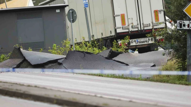 İsveç'te otoyol çöktü: 3 yaralı