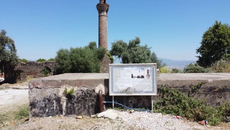 İzmir'de ecdat yadigarı cami göz göre göre yok oluyor