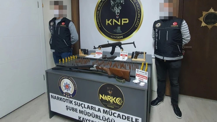 Kalaşnikof için evine özel bölme yaptı