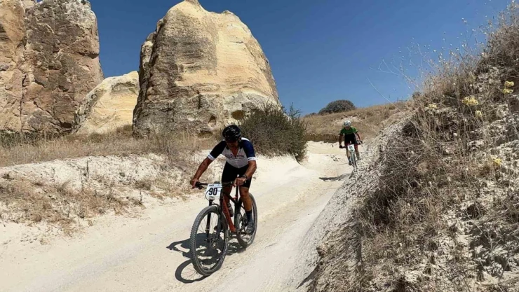 Kapadokya'da 35 kilometre pedal çevirdiler