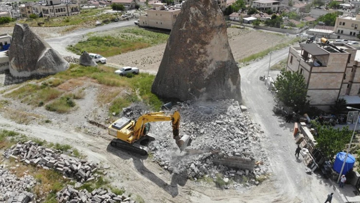 Kapadokya'da kaçak yapıların yıkıma başlandı