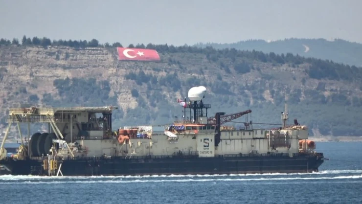 Karadeniz gazını gelmesi için sığ denizlere boru serpen gemisi Çanakkale'den girdi.