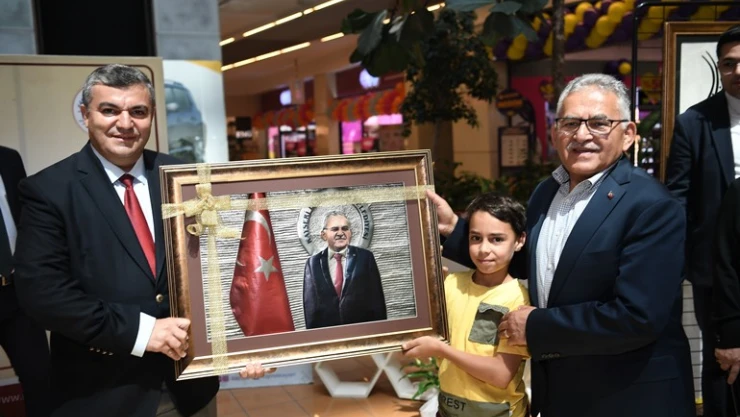 KAYMEK sergisini açan  Büyükkılıç'a sürpriz hediye