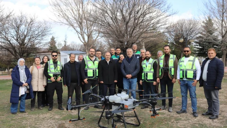 Kayseri Büyükşehir'den drone ile park ilaçlama hizmeti