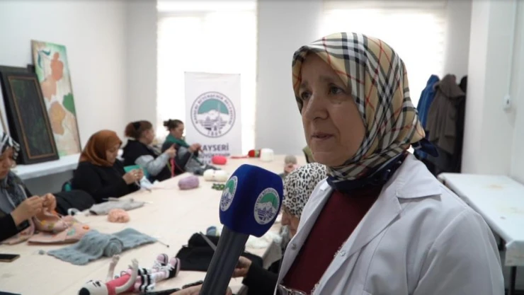 Kayseri Büyükşehir 'iyilik' örüyor, depremzedeler ısınıyor
