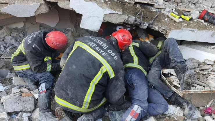 Kayseri İtfaiyesi, depremin 180'inci saatinde bir can daha kurtardı