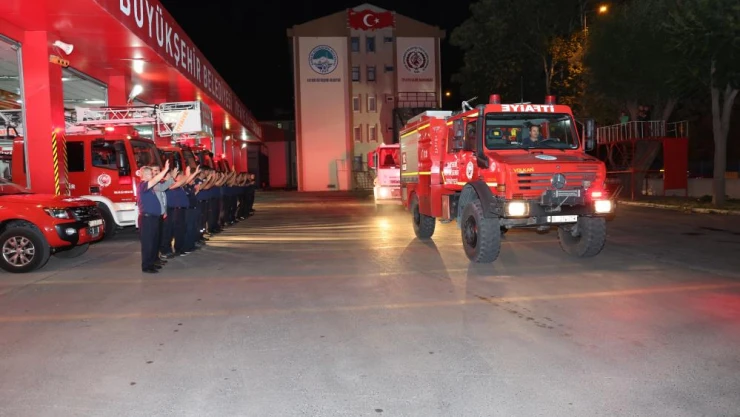 Kayseri İtfaiyesi'nden Mersin'e 5 araç, 15 personel ile destek