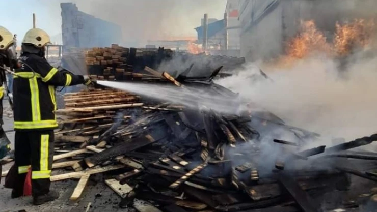 Kereste fabrikasında yangın