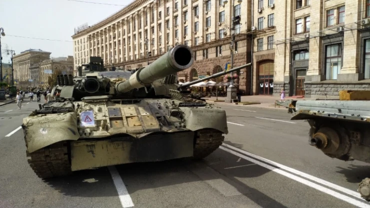Kiev'de Rus ordusunun ele geçirilen askeri teçhizatları sergileniyor