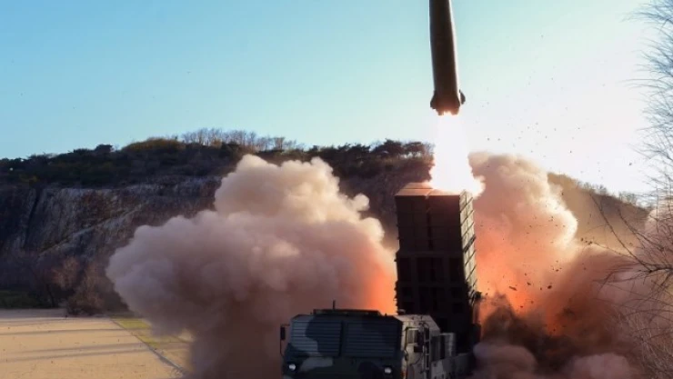 Kim Jong Un gözetiminde yeni bir füze denemesi gerçekleştirildi