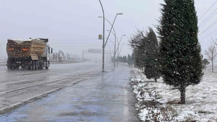 Konya'da kar yağışı başladı, yer yer tipi etkili oluyor