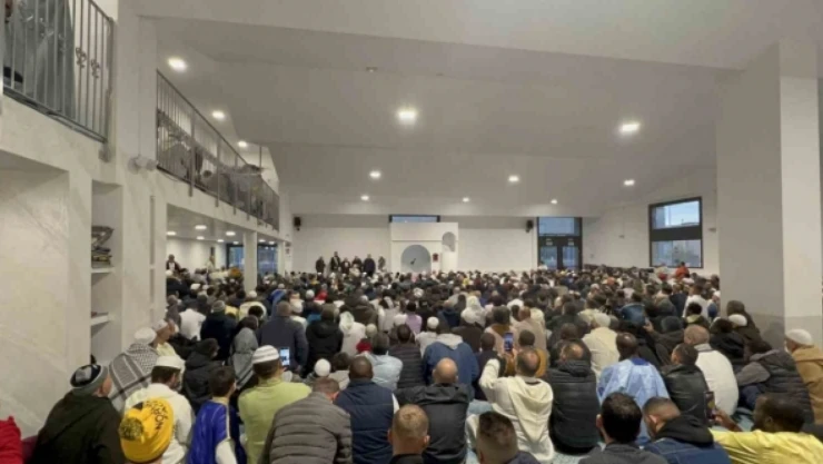 Londra'da bayram namazı 3 kez kılındı