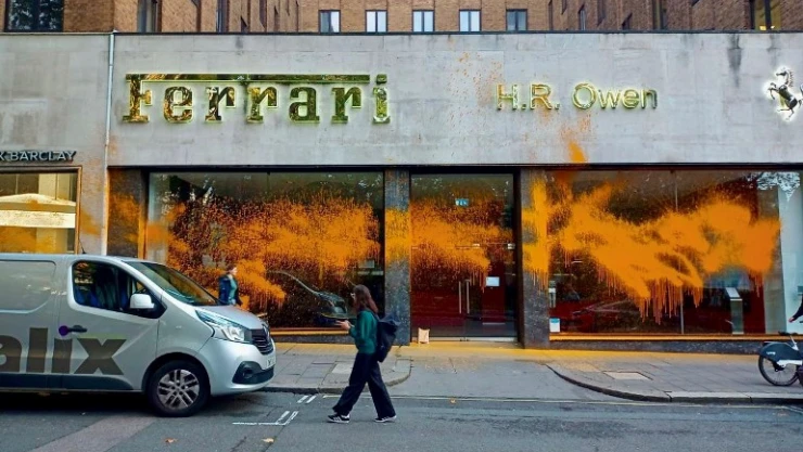 Londra'da çevre aktivistlerinden lüks araç galerilerine boyalı saldırı