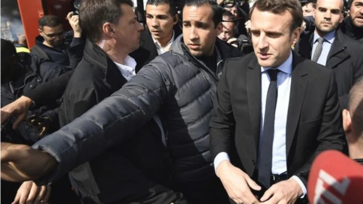 Macron'a tepki gösteren protestocuya korumalardan sert müdahale