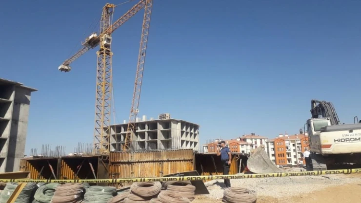 Malatya'da inşaat halindeki bir binada vinç devrildi. Olay yerine sağlık ekipleri sevk edildi.