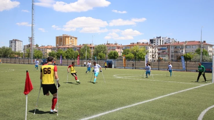 Melikgazi Belediyesi Bedensel Engelliler Futbol Takımı şampiyon oldu
