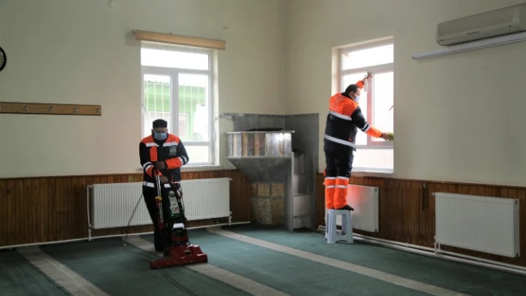 Melikgazi'nin Camileri Son Teknolojik Araçlarla Temizleniyor